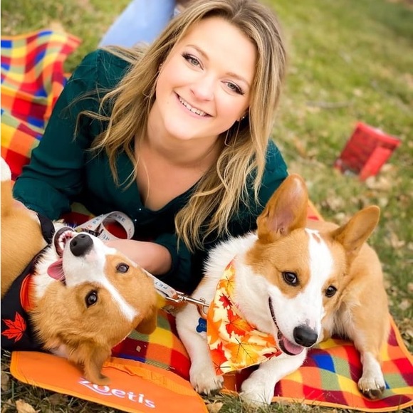 Your Alaskan Posher, Shelby! Let’s recycle fashion together 🌿🖤🏔🤩🙌🏼 - Picture 9 of 11